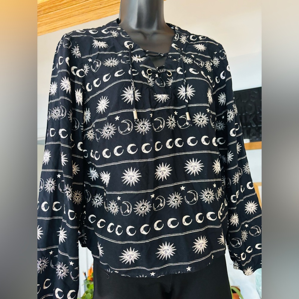 Twik-Black and White Sun and Moon Top